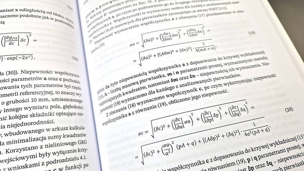 Skład wzorów matematycznych w monografii naukowej — propagacja niepewności pomiarowej